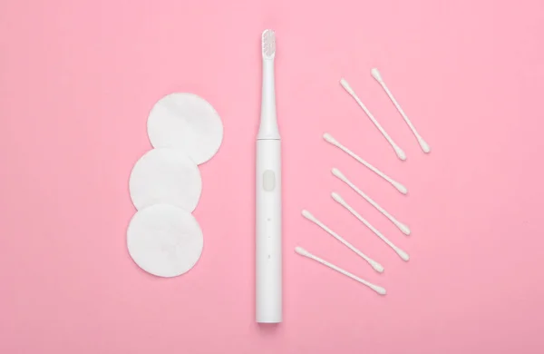 Flache Zusammensetzung Der Hygieneprodukte Zahnbürste Wattepads Ohrstöpsel Auf Rosa Pastell — Stockfoto
