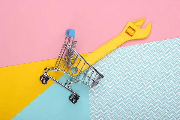Mini Carrinho Compras Com Uma Chave Brinquedo Fundo Pastel Colorido — Fotografia de Stock