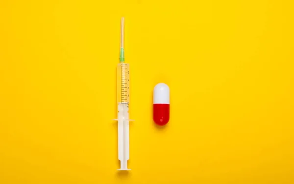 Flache Medikamentenzusammensetzung Pillen Kapsel Spritze Mit Impfstoff Auf Gelbem Hintergrund — Stockfoto