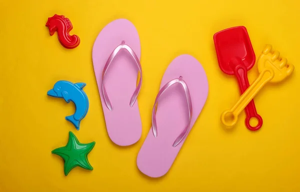 Strandspielzeug Für Kinder Flip Flops Auf Gelbem Grund Strandurlaubskonzept Ansicht — Stockfoto