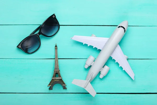 Lapos Feküdt Összetétele Nyaralás Utazás Repülőgép Figura Eiffel Torony Szobra — Stock Fotó