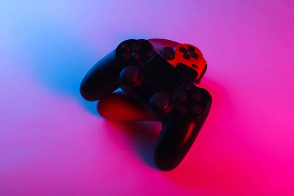 Két Gamepad Neon Kék Rózsaszín Fénnyel Játékkoncepció — Stock Fotó