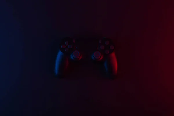 Gamepad Zwarte Ondergrond Met Roze Blauw Neon Licht Gamingconcept — Stockfoto