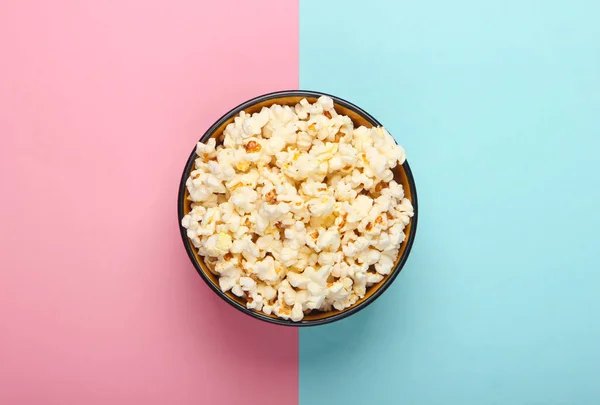 Schüssel Popcorn Auf Rosa Blauem Hintergrund Freizeit Und Unterhaltungskonzept Ansicht — Stockfoto