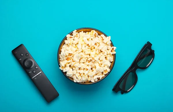 Schüssel Popcorn Gläser Fernseher Auf Blauem Hintergrund Freizeit Und Unterhaltungskonzept — Stockfoto