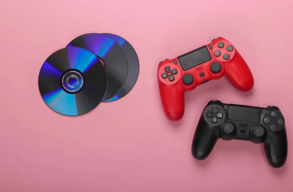 Dos Gamepads Discos Compactos Sobre Fondo Rosa Pastel Juegos Concepto —  Fotos de Stock