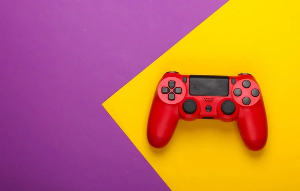 紫色の黄色の背景にゲームパッド ゲーム レジャー エンターテイメントのコンセプト トップ表示 — ストック写真