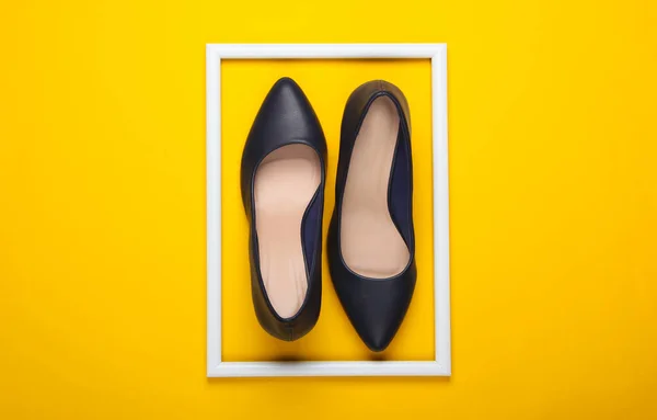 Жіноче Класичне Взуття Високих Підборах Жовтому Тлі Білою Рамкою Модний — стокове фото