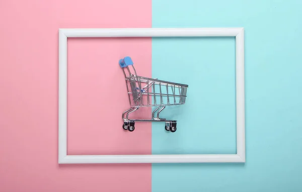 Mini Carrinho Compras Fundo Pastel Azul Rosa Com Moldura Branca — Fotografia de Stock