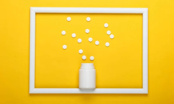 Garrafa Comprimidos Fundo Amarelo Com Moldura Branca Tiro Estúdio Medicina — Fotografia de Stock