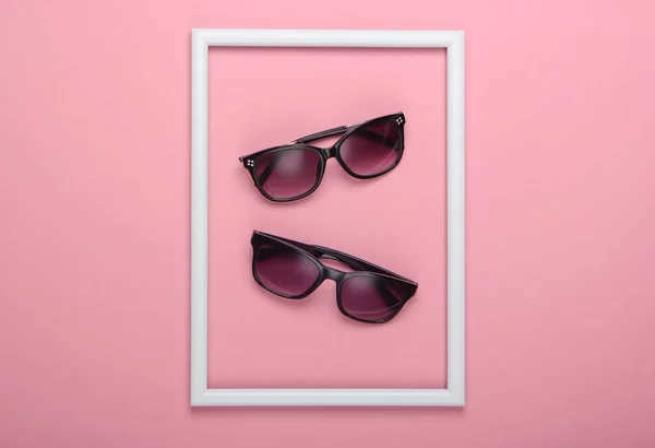 Gafas Sol Sobre Fondo Rosa Con Montura Blanca Grabado Estudio —  Fotos de Stock