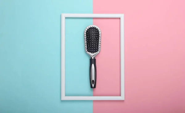 Haarbürste Auf Rosa Blauem Pastellhintergrund Mit Weißem Rahmen Studioaufnahmen Kreativ — Stockfoto