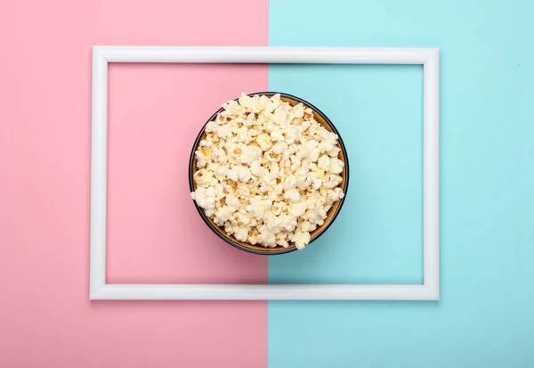 Schüssel Popcorn Auf Rosa Blauem Hintergrund Mit Weißem Rahmen Freizeit — Stockfoto