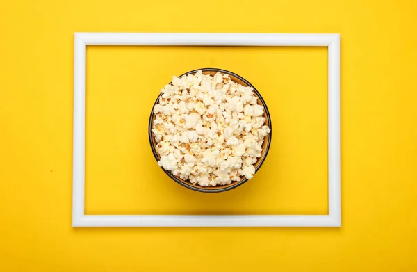 Schüssel Popcorn Auf Gelbem Hintergrund Mit Weißem Rahmen Freizeit Und — Stockfoto