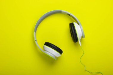 Yeşil arka planda kablolu kulaklıklar. Müzik aşığı. Aletler. Üst görünüm.