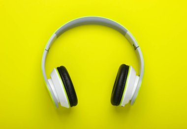 Yeşil arka planda kablosuz kulaklıklar. Müzik aşığı. Aletler. Üst görünüm.