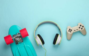 Düz bir hipster kompozisyonu vardı. Kruvazör tahtası, av alanı, mavi arka planda stereo kulaklıklar. Eğlenceler.