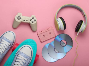 Düz bir hipster kompozisyonu vardı. Kruvazör kartı, stereo kulaklıklar, ses kaseti, CD 'ler, gamepa