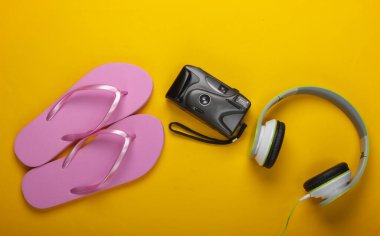 Yaz tatili konsepti, seyahat. Sarı arka planda plaj aksesuarları falan. Stüdyo çekimi. Düz yatıyordu