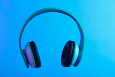 Neon parlak mavi kulaklıklı modern stereo kulaklıklar.