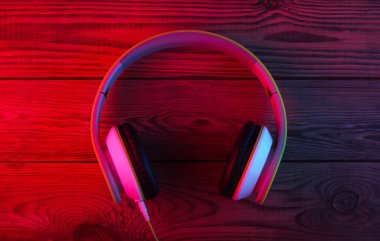 Neon mavi ışıklı modern stereo kulaklıklar. Kıvılcım. Üst görünüm
