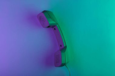 Yeşil neon ışıklı Retro telefon ahizesi. Üst görünüm
