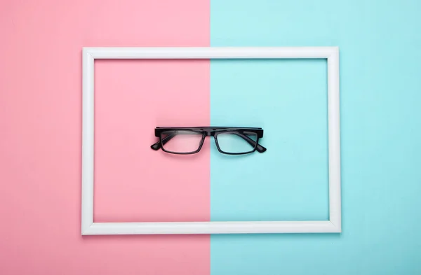 Glasögon Vit Ram Rosa Blå Pastell Bakgrund Ovanifrån — Stockfoto