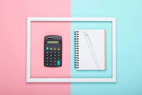 Calculadora Notebook Quadro Branco Fundo Pastel Azul Rosa Vista Superior — Fotografia de Stock