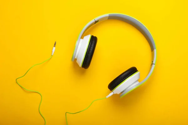 Elegantes Auriculares Estéreo Con Cable Sobre Fondo Amarillo Amante Música —  Fotos de Stock