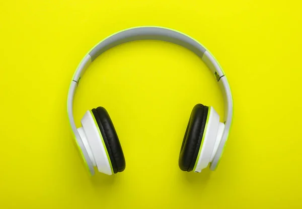 Elegantes Auriculares Estéreo Inalámbricos Sobre Fondo Verde Amante Música Gadgets —  Fotos de Stock