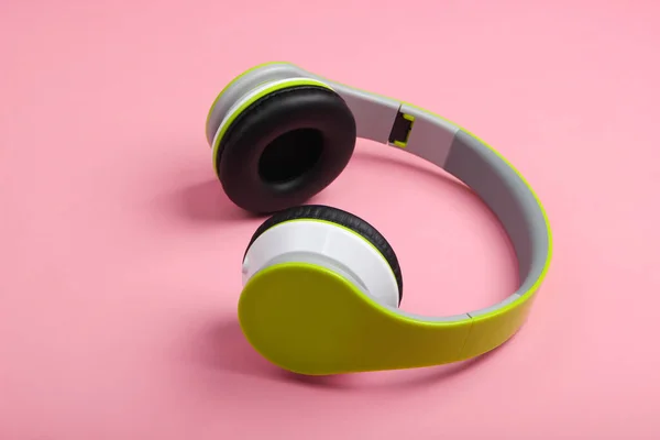 Stilvolle Drahtlose Stereo Kopfhörer Auf Rosa Pastellhintergrund Musikliebhaber Gadgets — Stockfoto
