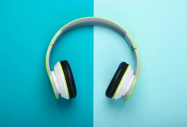 Elegantes Auriculares Estéreo Inalámbricos Sobre Fondo Azul Pastel Amante Música —  Fotos de Stock