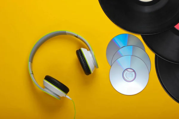 Auriculares Estéreo Con Estilo Discos Vinilo Discos Sobre Fondo Amarillo — Foto de Stock