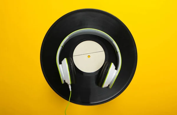 Stijlvolle Bedrade Stereo Hoofdtelefoon Met Vinyl Plaat Gele Achtergrond Muziekliefhebber — Stockfoto