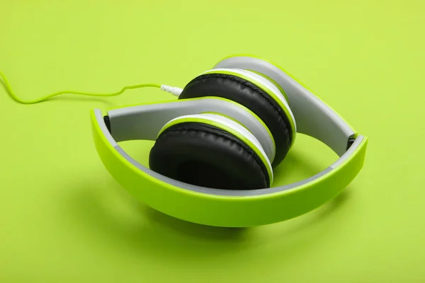 Tragbare Klappkopfhörer Mit Smartphone Auf Grünem Hintergrund Musikliebhaber Moderne Gadgets — Stockfoto