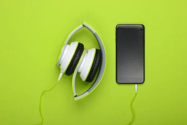 Auriculares Estéreo Plegables Portátiles Con Smartphone Sobre Fondo Verde Amante —  Fotos de Stock