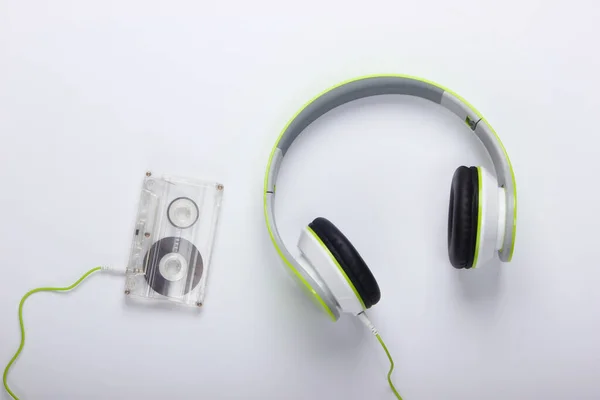 Casque Stéréo Filaire Élégant Avec Cassette Audio Sur Fond Blanc — Photo