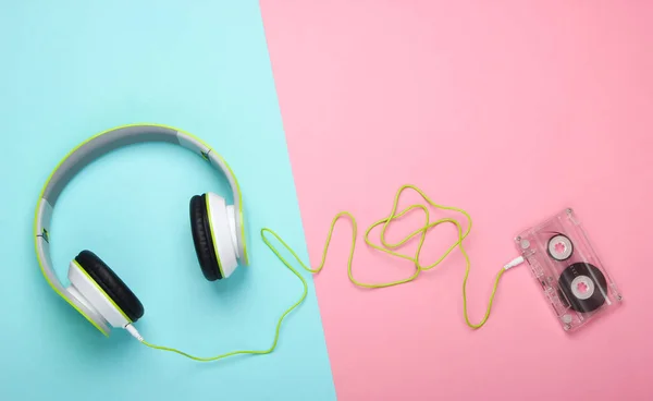 Stylische Kabelgebundene Stereo Kopfhörer Mit Audiokassette Auf Rosa Blauem Pastellhintergrund — Stockfoto