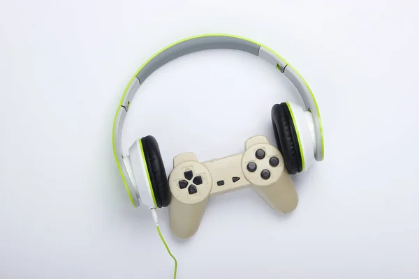 Stylowe Słuchawki Stereo Przewodowe Gamepadem Białym Tle Koncepcja Gier Rozrywki — Zdjęcie stockowe