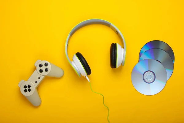 Casque Stéréo Avec Manette Jeu Disques Sur Fond Jaune Concept — Photo