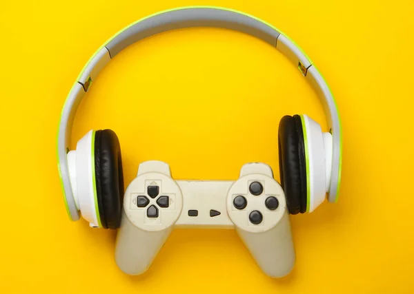Stereo Sluchátka Gamepadem Žlutém Pozadí Herní Zábavní Zábavní Koncept Horní — Stock fotografie