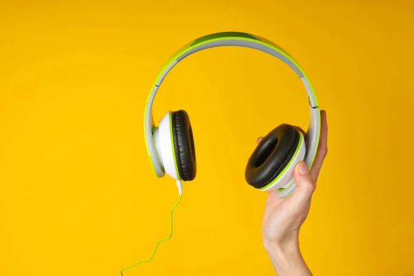 Auriculares Estéreo Mano Sobre Fondo Amarillo —  Fotos de Stock