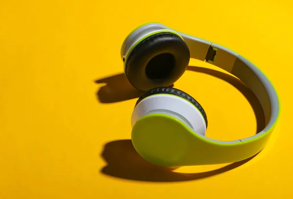 Elegantes Auriculares Estéreo Inalámbricos Con Sombra Sobre Fondo Amarillo Amante — Foto de Stock