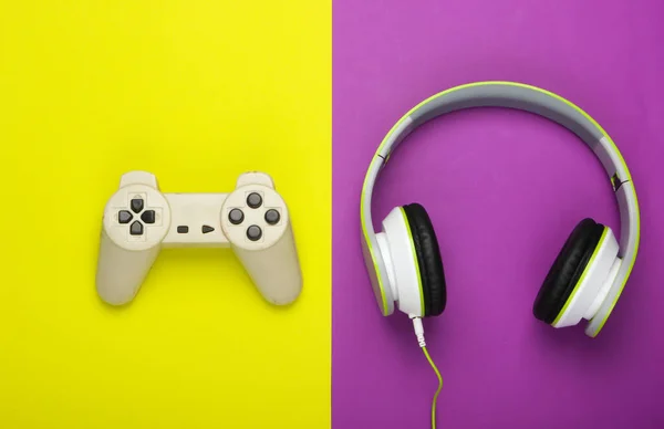 Casque Stéréo Avec Manette Jeu Sur Fond Vert Pourpre Concept — Photo