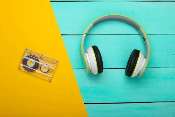 Sztereó Fejhallgató Audio Kazettával Kék Asztalon Zeneszerető Retro Évek Felülnézet — Stock Fotó