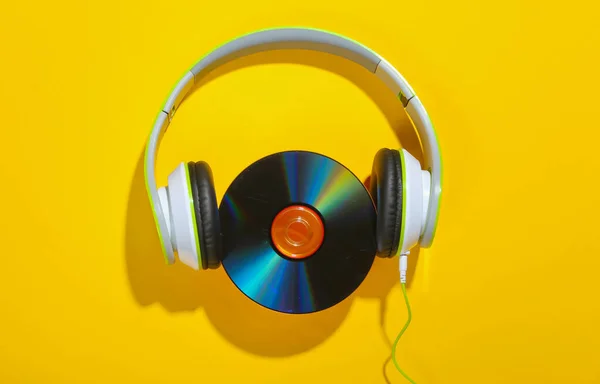 Stereo Sluchátka Diskem Žlutém Pozadí Minimalismus — Stock fotografie