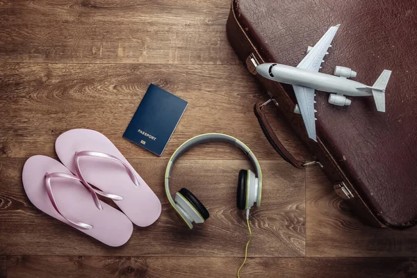 Concepto Viaje Equipaje Viejo Auriculares Chanclas Estatuilla Avión Pasaporte Piso — Foto de Stock