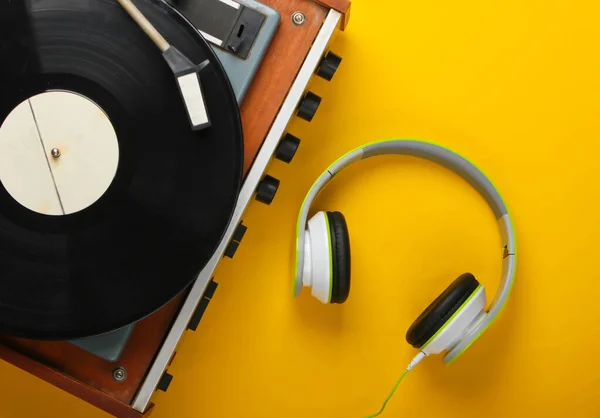 Retro Giradischi Vinile Con Cuffie Stereo Sfondo Giallo Vista Dall — Foto Stock