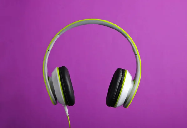 Modern Wired Stereo Headphones Purple Background — Stock Photo, Image