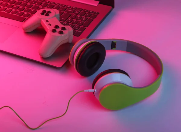 Spelkoncept Laptop Hörlurar Och Gamepad Med Neonblå Rosa Sken — Stockfoto
